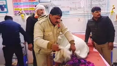 शामली: बनत के पास काली नदी पुल से अनियंत्रित कार गिरी, पुलिस ने चालक को नदी से निकालकर अस्पताल भेजा