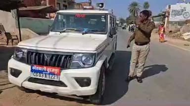 सूरजपुर: सूरजपुर में दो नशेड़ियों को पब्लिक ने कार समेत पकड़ा, पुलिस कर रही आराम, सड़क पर जमी भीड़