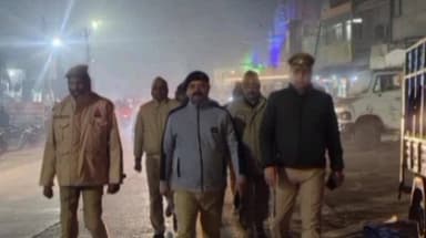 डुमरियागंज: CO डुमरियागंज ने डुमरियागंज पुलिस के साथ कस्बा डुमरियागंज में आगामी त्योहार के दृष्टिगत सुरक्षा को लेकर किया पैदल गश्त