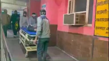 फिरोज़ाबाद: हाइवे पर महिला को बचाने के प्रयास में तेज रफ्तार बाइक फिसली, बाइक सवार एक युवक गंभीर रूप से घायल हुआ