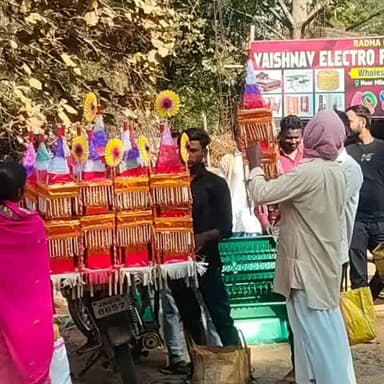 ईचागढ़: ईचागढ़ प्रखंड क्षेत्र में मकर संक्रांति व टुसू पर्व को लेकर बाजार में रही भारी भीड़