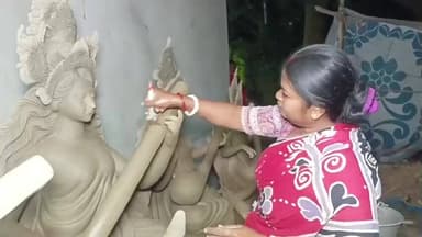 জয়নগর ২: একাধিক দেব দেবীর মূর্তি গড়ে নজর কাটছেন নলগোড়ার প্রতিমা শিল্পী