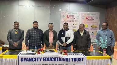 गुमला: जयपुर होटल के सभागार में खाद्य सुरक्षा एवं मानक प्रशिक्षण शिविर का आयोजन