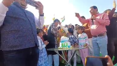 ফরিদপুর দুর্গাপুর: দুর্গাপুর ফরিদপুর ব্লকের গোগলা অঞ্চলে তৃণমূলের উদ্যোগে বিধায়ক নরেন্দ্রনাথ চক্রবর্তীর জন্মদিন পালন