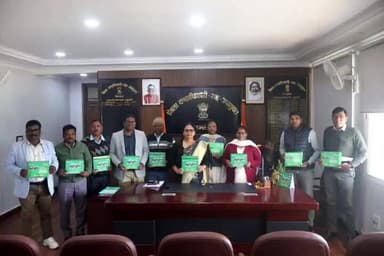 सिमडेगा: सिमडेगा पर्यटन को मिलेगा नया आयाम, 400 टेबल कैलेंडर का वितरण किया गया