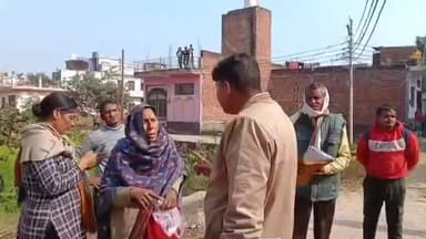 शिकोहाबाद: सागर एन्क्लेव कॉलोनी में SDM के आदेश पर बन रही दीवार को बुजुर्ग महिला ने गिराया, हंगामा, पुलिस पहुंची