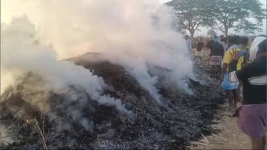 ಹೊಸಪೇಟೆ: ಗರಗ ಗ್ರಾಮದಲ್ಲಿ ಮೆಕ್ಕೆಜೋಳದ ರಾಶಿಗೆ ಬೆಂಕಿ, ರೈತನಿಗೆ ಲಕ್ಷಾಂತರ ರೂಪಾಯಿ ನಷ್ಟ