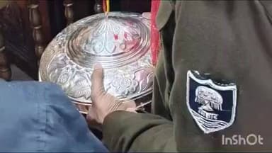 थावे: थावे मंदिर पहुंचे एसपी अवधेश दीक्षित, मां भवानी को अर्पित की छतरी, मुख्य पुजारी सहित कई पुलिसकर्मी मौजूद