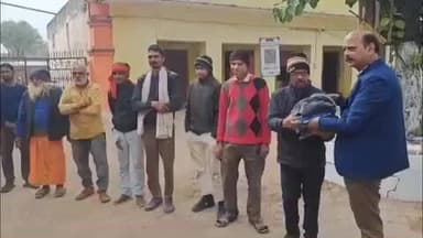 नौगांव: बुंदेलखंड गौशाला में सार्थक समिति के प्रकाश चंद्र जैन ने कर्मचारियों और सेवादारों को गर्म कपड़े भेंट किए