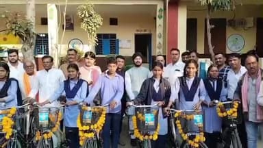 सतवास: सतवास तहसील के कांटाफोड़ विद्यालय में हुआ मुफ्त साइकिल वितरण
