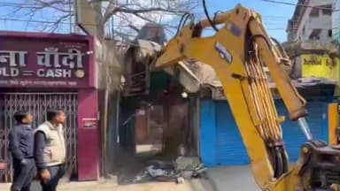 कांके: मेन रोड स्थित आरअली ग्रैंड मॉल के सामने रांची नगर निगम ने चलाया अतिक्रमण हटाओ अभियान