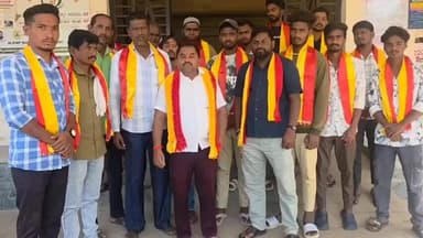 ಗಂಗಾವತಿ: ಕೇರಳದ ಸರ್ಕಾರ ಕನ್ನಡ ಮಾಧ್ಯಮ ಶಾಲೆಗಳಲ್ಲಿ ಪ್ರಥಮ ಭಾಷೆಯಾಗಿ ಮಲಯಾಳಂ ಕಲಿಕೆಯನ್ನು ಕಡ್ಡಾಯಗೊಳಿಸುವ ಮಸೂದೆ ವಿರೋಧಿಸಿ ನಗರದಲ್ಲಿ ಪ್ರತಿಭಟನೆ