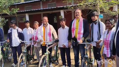 মৰাণ: চেপন চকলিয়া ঊচ্চ মাধ্যমিক বিদ্যালয়ৰ ছাত্ৰ-ছাত্ৰীৰ চাইকেল বিতৰণ কৰিলে বিধায়ক চক্ৰধৰ গগৈয়ে