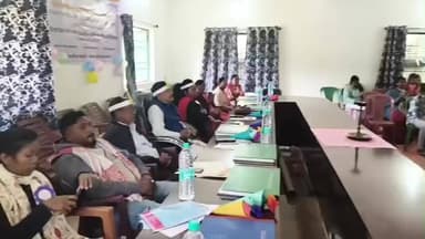 सोनुआ: सोनुआ की सोनापोस पंचायत बाल श्रम मुक्त घोषित, गुरुचरण नायक ने कहा- बच्चों को दें किताबें, औजार नहीं