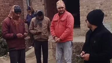 फरेंदा: आनंदनगर में विद्युत कर्मियों ने घर-घर जाकर बिजली बिल राहत योजना का किया प्रचार