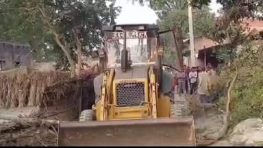 बिसवां: बसंतपुर में होलिका दहन स्थल व नाले से बुलडोजर चलाकर हटाया गया अवैध कब्जा