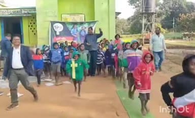 प्रतापपुर: छीरमहुआ मिडिल स्कूल के 70 बच्चों को छोटे पांव मजबूत कदम ने बांटे स्वेटर