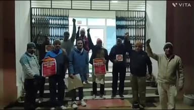 नीम का थाना: अखिल राजस्थान राज्य कर्मचारी संयुक्त महासंघ की चेतावनी महा रैली को लेकर किया गया पोस्टर का विमोचन