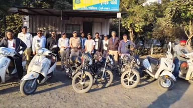 ગાંધીધામ: રોટરી સર્કલ પાસે ગાંધીધામ બ્લોગર્સ અને સીટી ટ્રાફિક પોલીસ દ્વારા ઉતરાયણ દરમ્યાન અકસ્માતોથી બચવા સેફટી ગાર્ડનું વિતરણ