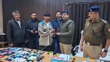 खागा: पुलिस लाइन सभागार में ASP ने 4218098 के खोए हुए 134 मोबाइल पीड़ितों को वापस कर चेहरों पर मुस्कान लाई