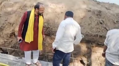 सैलाना: विधायक डोडियार ने 88 लाख के सीसी रोड का निरीक्षण किया, घटिया निर्माण पर विभागीय कार्यप्रणाली पर उठाए सवाल