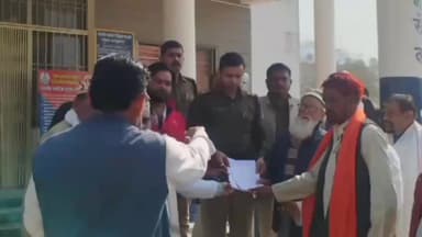 गुनौर: कुरान पर अभद्र टिप्पणी करने वाले के खिलाफ मुकदमे की मांग, सलेहा थाना प्रभारी को सौंपा ज्ञापन