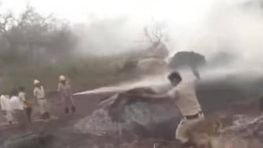 ಸಂಡೂರು: ಗಿರೆನಹಳ್ಳಿ ಗ್ರಾಮದಲ್ಲಿ ಆಕಸ್ಮಿಕ ಬೆಂಕಿ ಬಿದ್ದು, ಎರಡು ಹುಲ್ಲಿನ ಬಣ್ಣವೆಗಳು ಬೆಂಕಿಗೆ ಭಸ್ಮ