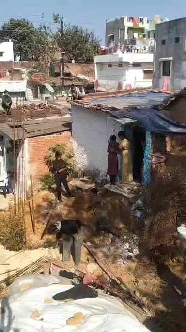 awdh kabja kartey huye Geeta jatav apradhik mahila kai mamley mey jel h chuki h