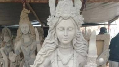 बिहारीगंज: सरस्वती पूजा को लेकर प्रतिमा निर्माण अंतिम चरण में, कारीगर दिन-रात जुटे