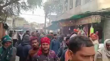 रजौन: लोन दिलाने के नाम पर महिला से हुई पांच लाख से अधिक की ठगी, रजौन चौक पर आरोपी को पकड़कर पीटा