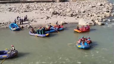 कुल्लू: कुल्लू के स्योबाग में एडवेंचर का रोमांच, ब्यास नदी की लहरों पर राफ्टिंग के लिए उमड़ा पर्यटकों का जनसैलाब