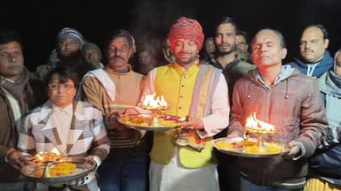 *अनिता राय के पिताजी की पुण्यतिथि पर कमलेश विमलेश नीलेशराय के द्वारा पूजन*