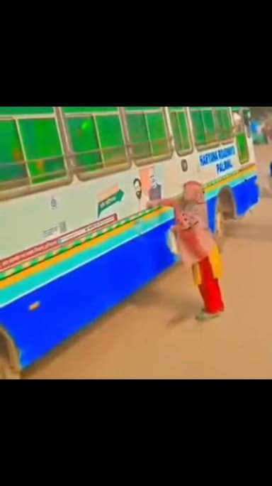 प्रधानमंत्री के चित्र से इतना स्नेह।