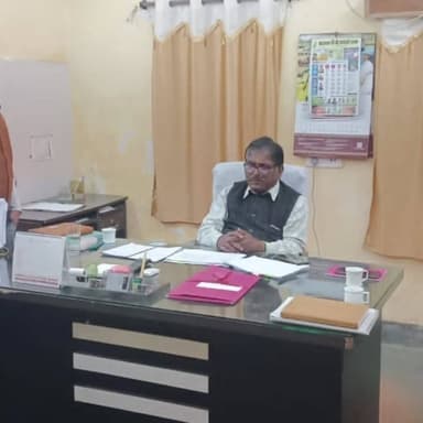 राज्य सलाहकार श्री पुरुषोत्तम पंडा जी ने जनपद प्रतापपुर का किया विशेष भ्रमण
• विकास कार्यों की व्यापक समीक्षा
• स्वच्छता...