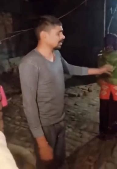 पजामा खो गया तो लगा दिया 112 पर कॉल ,सूचना के बाद मौके पे पहुंची
पुलिस ,आपकी सेवा मे सदैव तत्पर रहती है
#uppolicelover😙...