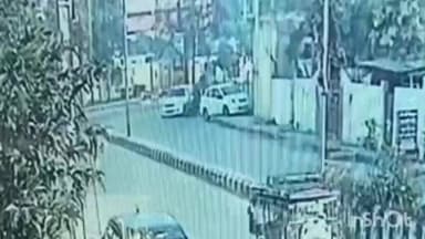 उज्जैन ग्रामीण: नरसिंह घाट क्षेत्र में कार और एक्टिवा की टक्कर में युवक की मौत, सीसीटीवी फुटेज आया सामने