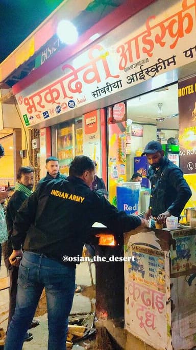 औसियां में कड़ाई दूध 😍 भरका देवी आइसक्रीम औसियां।
📍 कबूतरों का चौक, औसियां।
#reelsinstagram #trending #explorepage #vir...