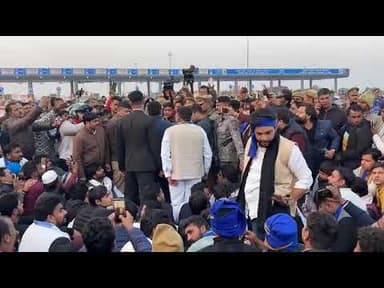 मेरठ काशी टोल प्लाजा पर नगीना सांसद चंद्रशेखर आजाद को पुलिस ने रोका #bijnornewsupdate1