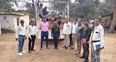 चामोर्शी: करंजी जगंलात सागवान लाकडाची तस्करी करणारा ट्रक जप्त, आरोपी फरार, घोट वनपरीक्षेत्राची कार्यवाही