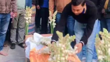 মগরাহাট ১: মগরাহাট এক নম্বর ব্লকের তৃণমূলের নেতার মাতৃ বিয়োগের ঘটনার খবর পেয়ে ঘটনাস্থলে ছুটে যায় পর্যবেক্ষক শামীম আহমেদ