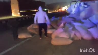 राघोगढ़: नेशनल हाईवे 46 की गादेर घाटी पर अनियंत्रित होकर पलटा ट्रक, चालक घायल, पुलिस मौके पर पहुंची