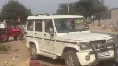 खींवसर: खींवसर में तेज रफ्तार बोलेरो ने सड़क किनारे रखे ठेले को मारी टक्कर, दो बच्चों सहित तीन लोग घायल, चालक फरार