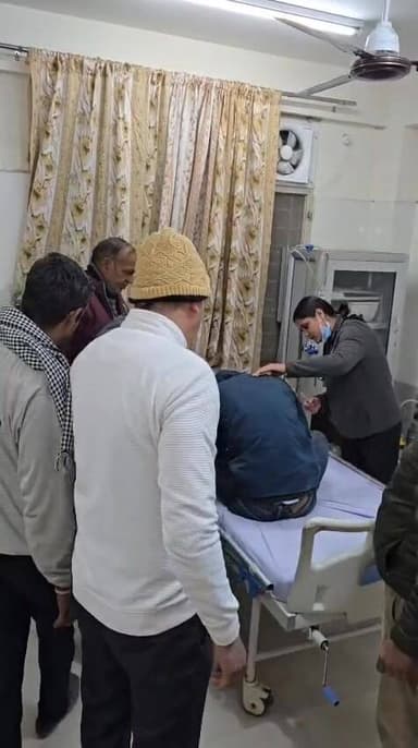 जंगल में गिरे घायल बाईक सवारों को देख अपनी गाड़ी में अस्पताल लेकर पहुंचे पूर्व मंत्री बिक्रम ठाकुर...