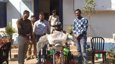 খয়রাশোল: মানবিকতার দৃষ্টান্ত কাঁকরতলা থানায়, দুস্থ প্রতিবন্ধী যুবকের মাথায় নিরাপত্তার হেলমেট পরাল পুলিশ