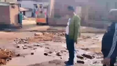 ईसागढ़: कदवाया में जनप्रतिनिधि ने निभाई जिम्मेदारी, निजी खर्च से जर्जर सड़क की मरम्मत कराई