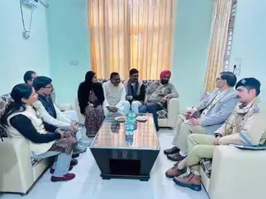 कलीनगर: पीडब्ल्यूडी गेस्ट हाउस में राज्य मंत्री ने जनप्रतिनिधियों और अधिकारियों के साथ की समीक्षा बैठक