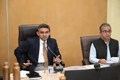 कलेक्टर श्री प्रियंक मिश्रा द्वारा राजस्व अधिकारियों की समीक्षा बैठक ली गई जिसमें राजस्व से संबंधित प्रकरणों को निराकरण ...