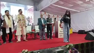 कहो न प्यार है गाने पर अमीषा पटेल झूमी।ब्लेक चश्मा ओर ब्लैक जैकेट में पहुची उज्जैन।
सम्राट विक्रम विश्वविद्यालय में आयो...