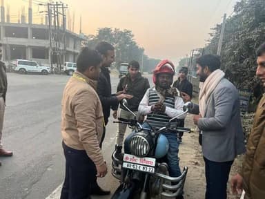 सड़क सुरक्षा अभियान, लखीसराय के तहत जिला पदाधिकारी के मार्गदर्शन में रोको-टोको अभियान चलाया गया। हेलमेटधारी चालकों को फू...