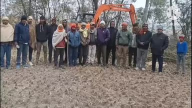 बरकट्ठा: बुचई में ग्रामीणों की पहल से श्मशान घाट का रास्ता बनाने का कार्य शुरू